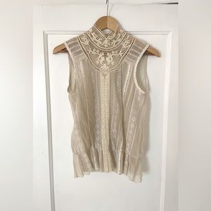 Sleeveless, high neck, lace top